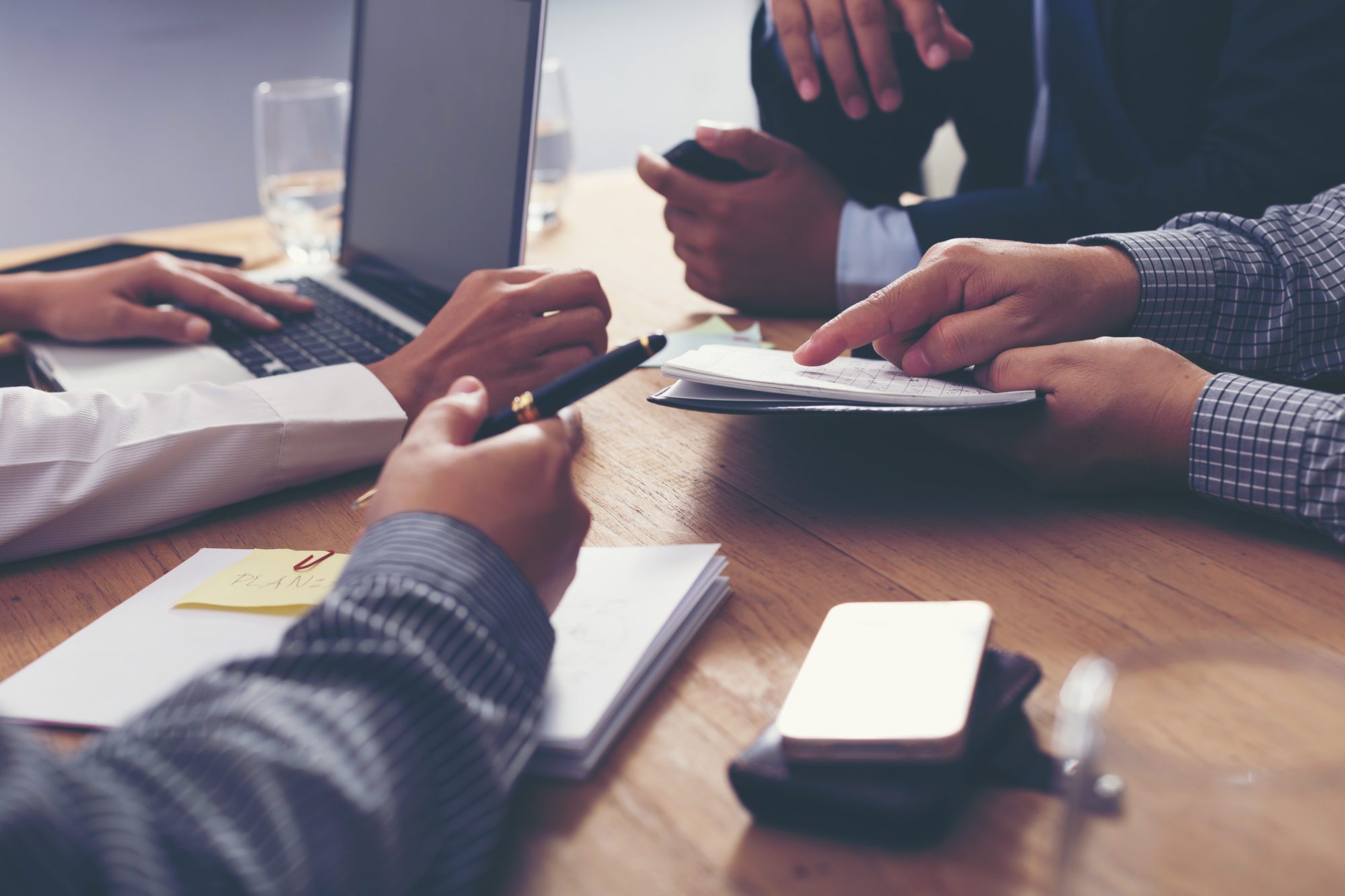 Affärspartners diskuterar dokument och idéer vid mötet