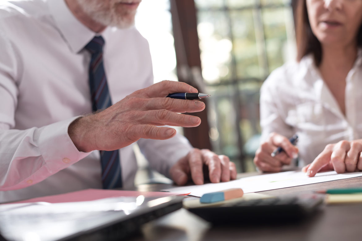 Närbild på händer vid möte